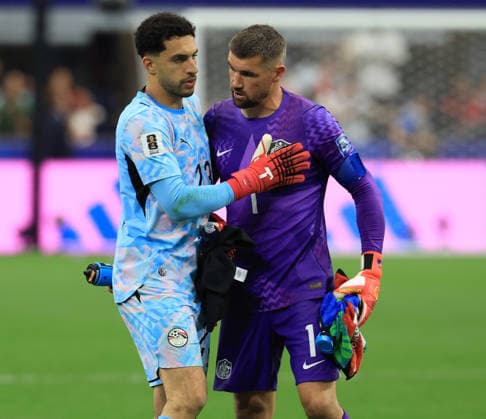 ARLINGTON, TEXAS - JULY 3: Australia goalkeeper Mathew Ryan talks to Egypt goalkeeper Mostafa Shobeir before the penalty shoot out in the FIFA World Cup, WM, Weltmeisterschaft, Fussball 2026 Round Of 32 match between Australia and Egypt at Dallas Stadium on July 3, 2026 in Arlington, United States.  Copyright: xMBxMediax