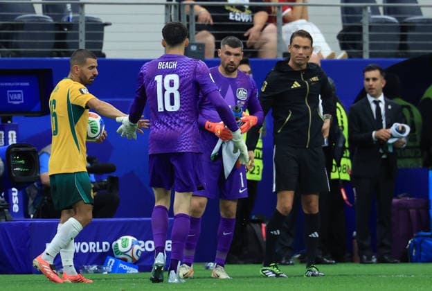 ARLINGTON, TEXAS - JULY 3: Australia goalkeeper Patrick Beach is substituted off for Australia goalkeeper Mathew Ryan before the penalty shoot out in the FIFA World Cup, WM, Weltmeisterschaft, Fussball 2026 Round Of 32 match between Australia and Egypt at Dallas Stadium on July 3, 2026 in Arlington, United States.  Copyright: xMBxMediax