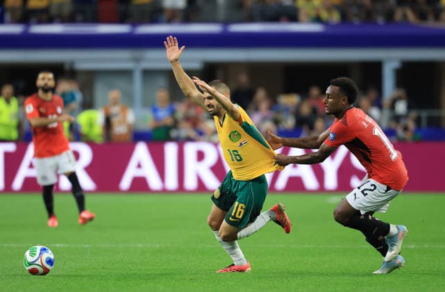 ARLINGTON, TEXAS - JULY 3: Aziz Behich of Australia has his shirt pulled by Haissem Hassan of Egypt during the FIFA World Cup, WM, Weltmeisterschaft, Fussball 2026 Round Of 32 match between Australia and Egypt at Dallas Stadium on July 3, 2026 in Arlington, United States.  Copyright: xMBxMediax