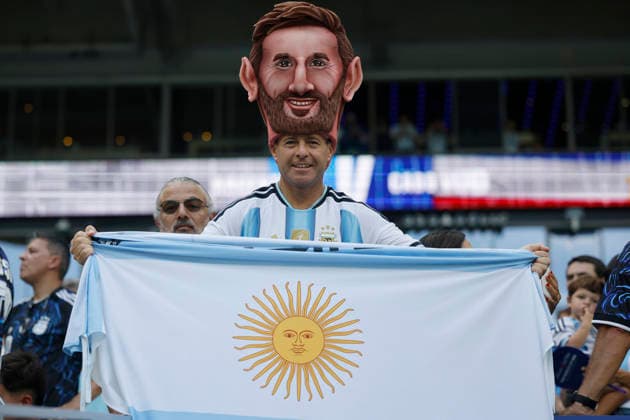 An argentine fan cheers before a 2026 FIFA World Cup, WM, Weltmeisterschaft, Fussball match between Argentina and Cape Verde at Hard Rock Stadium in Miami Gardens, Florida, United States, 03 July 2026. FIFA World Cup 2026: Argentina - Cape Verde !ACHTUNG: NUR REDAKTIONELLE NUTZUNG!  Copyright: xAlbertoxEstevezx GR5200 20260703-55020793502_1