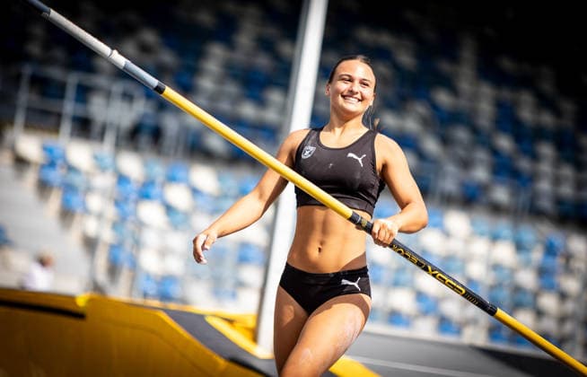 Deutsche Meisterschaften U23 U18; Bochum-Wattenscheid, 03.07.2026 Freut sich über eine persönliche Bestleistung von 4,05 Meter und den Deutschen Meistertitel im Stabhochsprung der Weiblichen Jugend U18: Eva Marie Weisbrodt (MTG Mannheim); Deutsche Meisterschaften U23 U18 am 03.07.2026 im Lohrheidestadion in Bochum-Wattenscheid (Nordrhein-Westfalen). *** German U23 and U18 Championships, Bochum-Wattenscheid, July 3, 2026. She is thrilled with her personal best of 4.05 meters and the German championship title in the U18 girls’ pole vault: Eva Marie Weisbrodt, MTG Mannheim. German U23 and U18 Championships on July 3, 2026, at Lohrheidestadion in Bochum-Wattenscheid, North Rhine-Westphalia Copyright: xBEAUTIFULxSPORTS R.xSchmittx