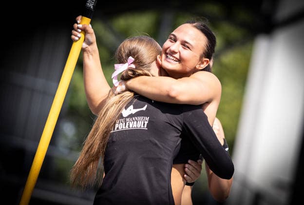 Deutsche Meisterschaften U23 U18; Bochum-Wattenscheid, 03.07.2026 Erhält Glückwünsche von einer ihrer Vereinskolleginnen: Eva Marie Weisbrodt (MTG Mannheim) wird Deutsche Meisterin im Stabhochsprung der Weiblichen Jugend U18; Deutsche Meisterschaften U23 U18 am 03.07.2026 im Lohrheidestadion in Bochum-Wattenscheid (Nordrhein-Westfalen). *** German U23 and U18 Championships, Bochum Wattenscheid, July 3, 2026 Receives congratulations from one of her club teammates, Eva Marie Weisbrodt. MTG Mannheim becomes the German champion in the U18 girls’ pole vault at the German U23 and U18 Championships on July 3, 2026, at the Lohrheidestadion in Bochum-Wattenscheid, North Rhine-Westphalia Copyright: xBEAUTIFULxSPORTS R.xSchmittx