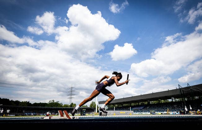 Deutsche Meisterschaften U23 U18; Bochum-Wattenscheid, 03.07.2026 Impression: Eine Sprinterin in der 4x100m-Staffel auf der Laufbahn im Lohrheidestadion vor blauem und leicht bewölktem Himmel; Deutsche Meisterschaften U23 U18 am 03.07.2026 im Lohrheidestadion in Bochum-Wattenscheid (Nordrhein-Westfalen). *** German U23 and U18 Championships, Bochum-Wattenscheid, July 3, 2026: A sprinter in the 4x100m relay on the track at Lohrheidestadion under a blue, slightly cloudy sky. German U23 and U18 Championships on July 3, 2026, at Lohrheidestin Bochum-Wattenscheid, North Rhine-Westphalia Copyright: xBEAUTIFULxSPORTS R.xSchmittx