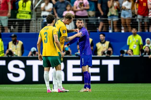 DALLAS - (lr) Harry Souttar of Australia hands the captain s armband to goalkeeper Mathew Ryan of Australia during the 2026 World Cup match between Australia and Egypt at Dallas Stadium on July 3, 2026, in Dallas, United States. (Photo by Stefan Koops EYE4IMAGES DeFodi Images) - *** DALLAS — Harry Souttar of Australia hands the captain s armband to goalkeeper Mathew Ryan of Australia during the 2026 World Cup match between Australia and Egypt at Dallas Stadium on July 3, 2026, in Dallas, United States. Photo by Stefan Koops, EYE4IMAGES, DeFodi Images