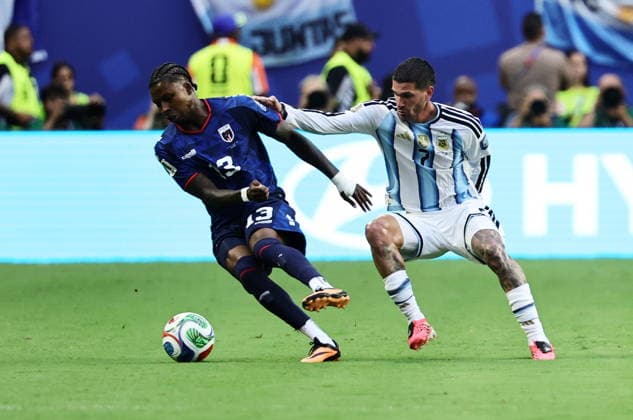 FIFA World Cup, WM, Weltmeisterschaft, Fussball 2026 - Round of 32 - Argentina vs Cape Verde Rodrigo De Paul (R) of Argentina in actoin against Sidny Lopes Cabral of Cape Verde during the FIFA World Cup 2026 Round of 32 match Argentina against Cape Verde, in Miami, USA, 03 July 2026. MIAMI United States  Copyright: xRONALDxWITTEKx