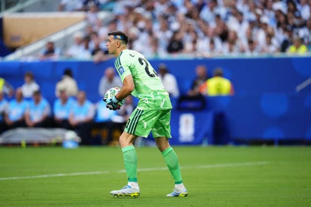 Argentina v Cape Verde - FIFA World Cup, WM, Weltmeisterschaft, Fussball 2026 - Round of 32 FLORIDA, USA - JULY 03: Emiliano Martinez of Argentina controls the ball during the 2026 FIFA World Cup Round of 32 match between Argentina and Cape Verde at the Hard Rock Stadium (Miami Stadium) in Miami Gardens, Florida, United States on July 03, 2026. Jose Hernandez Anadolu Florida United States. Editorial use only. Please get in touch for any other usage.  Copyright: x2026xAnadoluxJosexHernandezx