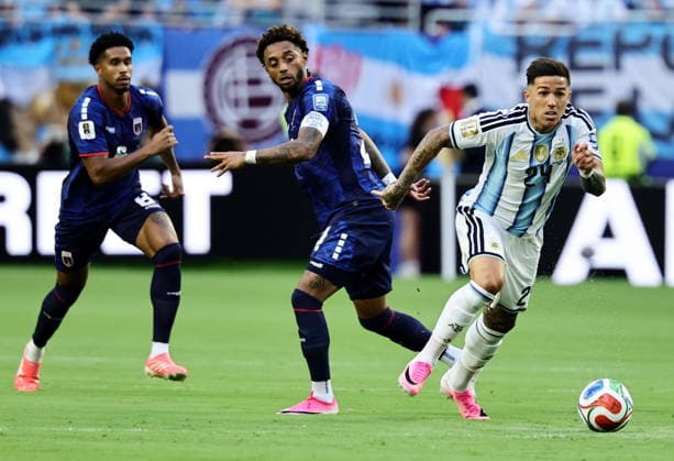 FIFA World Cup, WM, Weltmeisterschaft, Fussball 2026 - Round of 32 - Argentina vs Cape Verde Enzo Fernandez (R) of Argentina in action during the FIFA World Cup 2026 Round of 32 match Argentina against Cape Verde, in Miami, USA, 03 July 2026. MIAMI United States  Copyright: xRONALDxWITTEKx