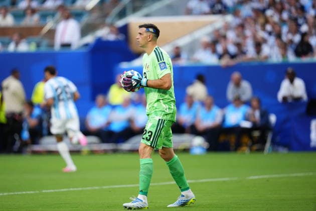 Argentina v Cape Verde - FIFA World Cup, WM, Weltmeisterschaft, Fussball 2026 - Round of 32 FLORIDA, USA - JULY 03: Emiliano Martinez of Argentina controls the ball during the 2026 FIFA World Cup Round of 32 match between Argentina and Cape Verde at the Hard Rock Stadium (Miami Stadium) in Miami Gardens, Florida, United States on July 03, 2026. Jose Hernandez Anadolu Florida United States. Editorial use only. Please get in touch for any other usage.  Copyright: x2026xAnadoluxJosexHernandezx