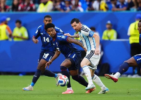 Argentina v Cape Verde - FIFA World Cup, WM, Weltmeisterschaft, Fussball 2026 - Round of 32 FLORIDA, USA - JULY 03: Lionel Messi of Argentina and Kevin Pina of Cabo Verde compete for the ball during the 2026 FIFA World Cup Round of 32 match between Argentina and Cape Verde at the Hard Rock Stadium (Miami Stadium) in Miami Gardens, Florida, United States on July 03, 2026. Jose Hernandez Anadolu Florida United States. Editorial use only. Please get in touch for any other usage.  Copyright: x2026xAnadoluxJosexHernandezx