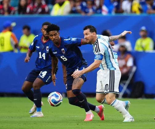 Argentina v Cape Verde - FIFA World Cup, WM, Weltmeisterschaft, Fussball 2026 - Round of 32 FLORIDA, USA - JULY 03: Lionel Messi of Argentina and Kevin Pina of Cabo Verde compete for the ball during the 2026 FIFA World Cup Round of 32 match between Argentina and Cape Verde at the Hard Rock Stadium (Miami Stadium) in Miami Gardens, Florida, United States on July 03, 2026. Jose Hernandez Anadolu Florida United States. Editorial use only. Please get in touch for any other usage.  Copyright: x2026xAnadoluxJosexHernandezx