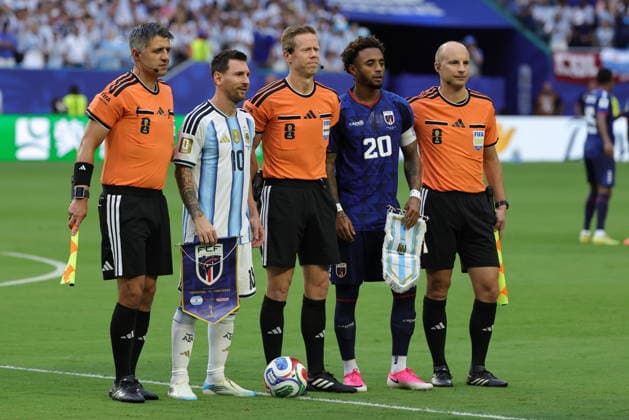 FIFA World Cup, WM, Weltmeisterschaft, Fussball 2026 - Round of 32 - Argentina vs Cape Verde Lionel Messi of Argentina (2-L) and Ryan Mendes of Cape Verde (2-R) pose with referee Drew Fischer (C) and assistant referees Michael Barwegen (R) and Lyes Arfa (L) ahead of the FIFA World Cup 2026 Round of 32 match Argentina against Cape Verde, in Miami, Florida, USA, 03 July 2026. MIAMI United States  Copyright: xCRISTOBALxHERRERA-ULASHKEVICHx