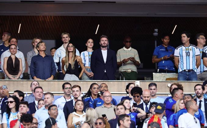 FIFA World Cup, WM, Weltmeisterschaft, Fussball 2026 - Round of 32 - Argentina vs Cape Verde Former England international and Inter Miami co-owder David Beckham (C) and his wife Victoria Beckham look on before the FIFA World Cup 2026 Round of 32 match Argentina against Cape Verde, in Miami, USA, 03 July 2026. MIAMI United States  Copyright: xRONALDxWITTEKx