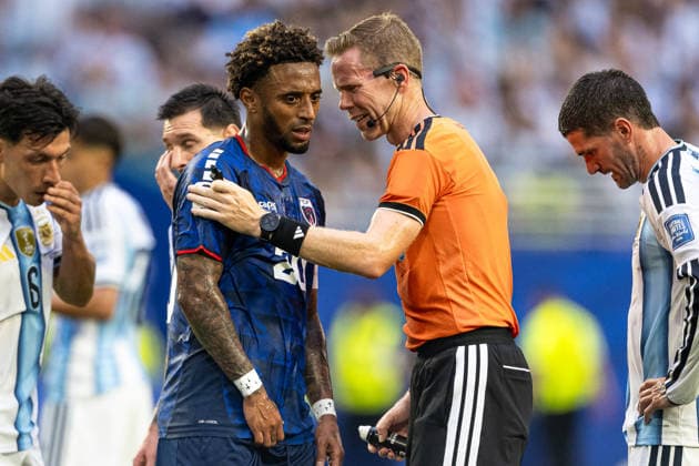 260704 Ryan Mendes of Cabo Verde and Referee Drew Fischer during the FIFA World Cup, WM, Weltmeisterschaft, Fussball 2026 round of 32 football match between Argentina and Cabo Verde on July 4, 2026 in Miami. Photo: Jon Olav Nesvold BILDBYRAN COP 217 JE0139 fotboll football soccer fotball vm fotbolls-vm fotball-vm fotbolls-vm 2026 fifa world cup 2026 sextondelsfinal round of 32 23 bbeng *** July 4, 2026: Ryan Mendes of Cape Verde and Referee Drew Fischer during the FIFA World Cup 2026 Round of 32 soccer match between Argentina and Cape Verde on July 4, 2026 in Miami Photo Jon Olav Nesvold BILDBYRAN COP 217 JE0139 soccer football fotball World Cup soccer World Cup 2026 FIFA World Cup 2026 round of 32 23 bbeng  Copyright: JONxOLAVxNESVOLD BB260704JE026