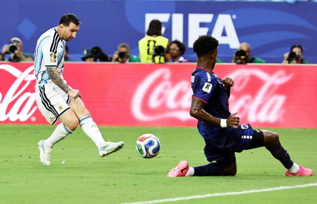 FIFA World Cup, WM, Weltmeisterschaft, Fussball 2026 - Round of 32 - Argentina vs Cape Verde Lionel Messi (L) of Argentina shoots during the FIFA World Cup 2026 Round of 32 match Argentina against Cape Verde, in Miami, USA, 03 July 2026. MIAMI United States  Copyright: xRONALDxWITTEKx