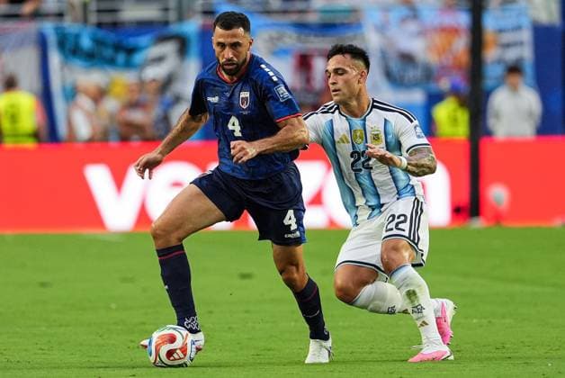 Roberto Lopes of Cape Verde is pressured by Lautaro Martinez of Argentina Argentina v Cape Verde, 2026 FIFA World Cup, WM, Weltmeisterschaft, Fussball Round of 32, Football, Miami Stadium, Miami, Florida, USA - 03 Jul 2026Miami Miami Stadium Florida (FL) United States of America  Copyright: xIsmaelxAdnan Shutterstockx 16975459ah