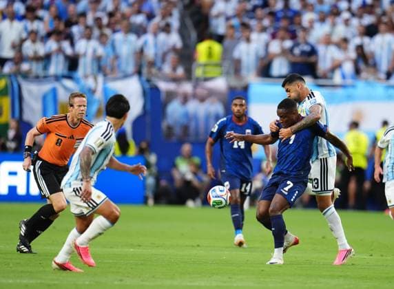 Argentina v Cape Verde - FIFA World Cup, WM, Weltmeisterschaft, Fussball 2026 - Round of 32 FLORIDA, USA - JULY 03: Jovane Cabral of Cabo Verde and Cristian Romero of Argentina compete for the ball during the 2026 FIFA World Cup Round of 32 match between Argentina and Cape Verde at the Hard Rock Stadium (Miami Stadium) in Miami Gardens, Florida, United States on July 03, 2026. Jose Hernandez Anadolu Florida United States. Editorial use only. Please get in touch for any other usage.  Copyright: x2026xAnadoluxJosexHernandezx