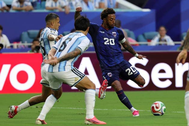 FIFA World Cup, WM, Weltmeisterschaft, Fussball 2026 - Round of 32 - Argentina vs Cape Verde Ryan Mendes of Cape Verde (R) in action during the FIFA World Cup 2026 Round of 32 match Argentina against Cape Verde, in Miami, Florida, USA, 03 July 2026. MIAMI United States  Copyright: xCRISTOBALxHERRERA-ULASHKEVICHx
