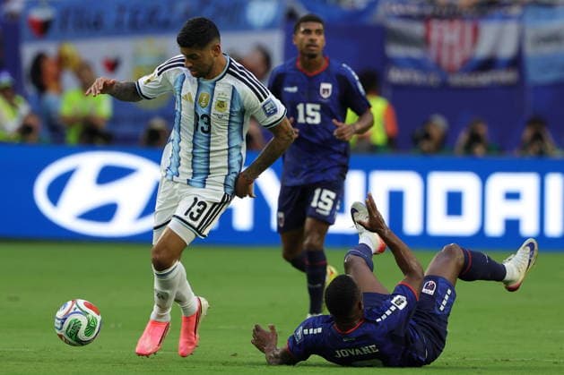 FIFA World Cup, WM, Weltmeisterschaft, Fussball 2026 - Round of 32 - Argentina vs Cape Verde Cristian Romero of Argentina (L) in action against Jovane Cabral of Cape Verde (R) during the FIFA World Cup 2026 Round of 32 match Argentina against Cape Verde, in Miami, Florida, USA, 03 July 2026. MIAMI United States  Copyright: xCRISTOBALxHERRERA-ULASHKEVICHx