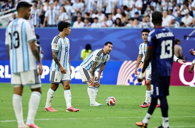 FIFA World Cup, WM, Weltmeisterschaft, Fussball 2026 - Round of 32 - Argentina vs Cape Verde Lionel Messi of Argentina prepares to take a free-kick during the FIFA World Cup 2026 Round of 32 match Argentina against Cape Verde, in Miami, USA, 03 July 2026. MIAMI United States  Copyright: xRONALDxWITTEKx