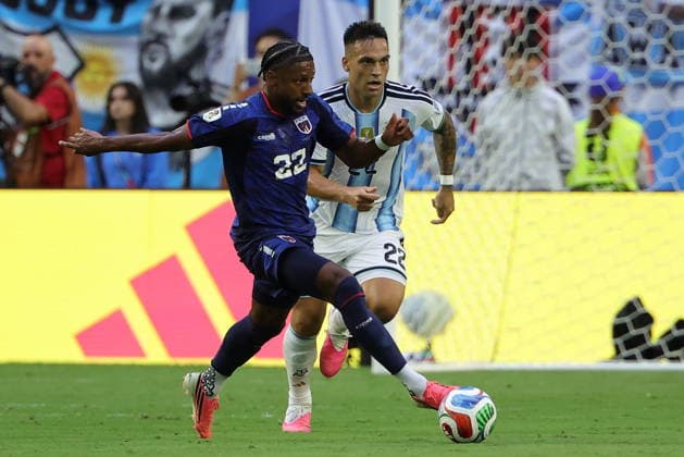 FIFA World Cup, WM, Weltmeisterschaft, Fussball 2026 - Round of 32 - Argentina vs Cape Verde Steven Moreira of Cape Verde of Cape Verde (L) in action against Lautaro Martinez of Argentina (R) during the FIFA World Cup 2026 Round of 32 match Argentina against Cape Verde, in Miami, Florida, USA, 03 July 2026. MIAMI United States  Copyright: xCRISTOBALxHERRERA-ULASHKEVICHx