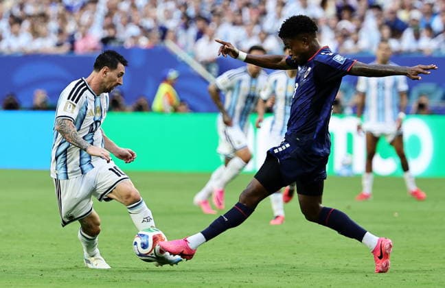 FIFA World Cup, WM, Weltmeisterschaft, Fussball 2026 - Round of 32 - Argentina vs Cape Verde Lionel Messi (L) of Argentina and Diney of Cape Verde in action during the FIFA World Cup 2026 Round of 32 match Argentina against Cape Verde, in Miami, USA, 03 July 2026. MIAMI United States  Copyright: xRONALDxWITTEKx