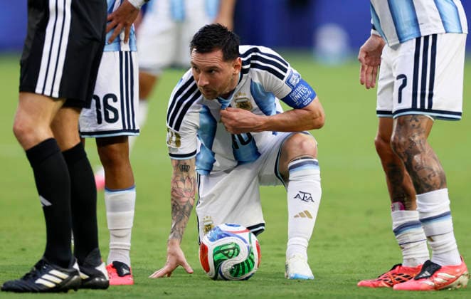 Argentina v Cabo Verde: Round of 32 - FIFA World Cup, WM, Weltmeisterschaft, Fussball 2026 Lionel Messi of Argentina lines up to take a free kick during the FIFA World Cup 2026 Round Of 32 match between Argentina and Cabo Verde at Miami Stadium on July 3, 2026 in Miami Gardens, United States. Miami Gardens Miami Stadium FL United States Copyright: xAllstarxPicturexLibraryxLtdx