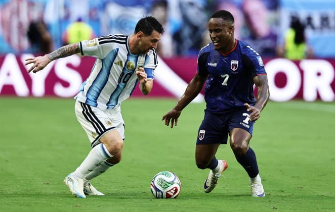 FIFA World Cup, WM, Weltmeisterschaft, Fussball 2026 - Round of 32 - Argentina vs Cape Verde Lionel Messi (L) of Argentina and Jovane Cabral of Cape Verde in action during the FIFA World Cup 2026 Round of 32 match Argentina against Cape Verde, in Miami, USA, 03 July 2026. MIAMI United States  Copyright: xRONALDxWITTEKx