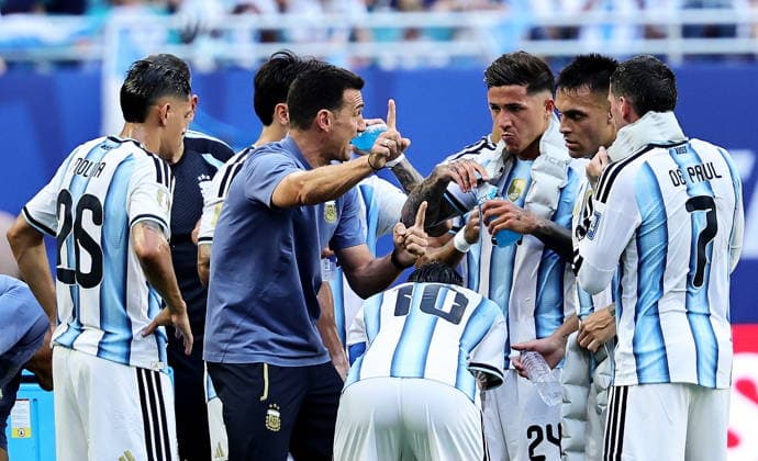 FIFA World Cup, WM, Weltmeisterschaft, Fussball 2026 - Round of 32 - Argentina vs Cape Verde Argentina s head coach Lionel Scaloni talks to players during a hydration break in the FIFA World Cup 2026 Round of 32 match Argentina against Cape Verde, in Miami, USA, 03 July 2026. MIAMI United States  Copyright: xRONALDxWITTEKx