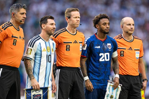 260704 Lionel Messi of Argentina, Referee Drew Fischer and Ryan Mendes of Cabo Verde the FIFA World Cup, WM, Weltmeisterschaft, Fussball 2026 round of 32 football match between Argentina and Cabo Verde on July 4, 2026 in Miami. Photo: Jon Olav Nesvold BILDBYRAN COP 217 JE0139 fotboll football soccer fotball vm fotbolls-vm fotball-vm fotbolls-vm 2026 fifa world cup 2026 sextondelsfinal round of 32 23 bbeng *** July 4, 2026: Lionel Messi of Argentina, Referee Drew Fischer, and Ryan Mendes of Cape Verde at the 2026 FIFA World Cup Round of 32 soccer match between Argentina and Cape Verde on July 4, 2026 in Miami. Photo by Jon Olav Nesvold, BILDBYRAN COP 217 JE0139 soccer football fotball World Cup soccer World Cup 2026 FIFA World Cup 2026 Round of 32 23 bbeng  Copyright: JONxOLAVxNESVOLD BB260704JE040