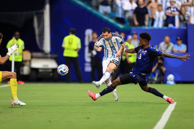 Football - FIFA World Cup, WM, Weltmeisterschaft, Fussball - Round of 32 - Argentina v Cape Verde 3rd July 2026 - FIFA World Cup - Round of 32 - Argentina v Cape Verde - Lionel Messi of Argentina scores their first goal - Photo: Simon Stacpoole Offside. Miami USA *** Fußball – FIFA-Weltmeisterschaft, Runde der letzten 32: Argentinien gegen Kap Verde, 3. Juli 2026 – FIFA-Weltmeisterschaft, Runde der letzten 32: Argentinien gegen Kap Verde – Lionel Messi aus Argentinien erzielt das erste Tor – Foto: Simon Stacpoole – Abseits – Miami, USA  Copyright: xSimonxStacpoolexOffside