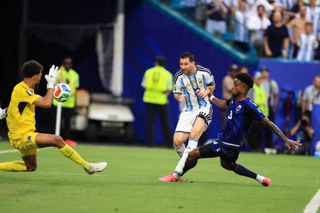Football - FIFA World Cup, WM, Weltmeisterschaft, Fussball - Round of 32 - Argentina v Cape Verde 3rd July 2026 - FIFA World Cup - Round of 32 - Argentina v Cape Verde - Lionel Messi of Argentina scores their first goal - Photo: Simon Stacpoole Offside. Miami USA *** Fußball – FIFA-Weltmeisterschaft, Runde der letzten 32: Argentinien gegen Kap Verde, 3. Juli 2026 – FIFA-Weltmeisterschaft, Runde der letzten 32: Argentinien gegen Kap Verde – Lionel Messi aus Argentinien erzielt das erste Tor – Foto: Simon Stacpoole – Abseits – Miami, USA  Copyright: xSimonxStacpoolexOffside