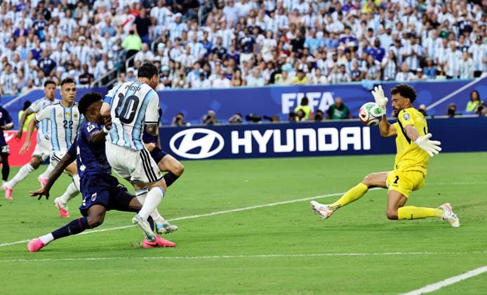 FIFA World Cup, WM, Weltmeisterschaft, Fussball 2026 - Round of 32 - Argentina vs Cape Verde Lionel Messi of Argentina scores the opening goal during the FIFA World Cup 2026 Round of 32 match Argentina against Cape Verde, in Miami, USA, 03 July 2026. MIAMI United States  Copyright: xRONALDxWITTEKx