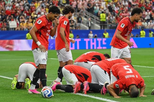 Egypt Advances to FIFA World Cup, WM, Weltmeisterschaft, Fussball Round of 16 After Defeating Australia ARLINGTON, TEXAS JULY 3, 2026: Egypt players, coaching staff and supporters celebrate after Egypt defeated Australia to advance to the Round of 16 of the FIFA World Cup 2026 at AT&T Stadium in Arlington, Texas. Fans waved Egyptian flags and applauded the team following the final whistle. ARLINGTON United States of America Copyright: x xwalidxibrahimx xJNAxPressx