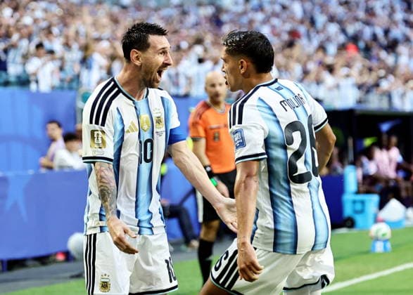 FIFA World Cup, WM, Weltmeisterschaft, Fussball 2026 - Round of 32 - Argentina vs Cape Verde Lionel Messi (L) of Argentina celebrates with teammate Nahuel Molina after scoring the opening goal during the FIFA World Cup 2026 Round of 32 match Argentina against Cape Verde, in Miami, USA, 03 July 2026. MIAMI United States  Copyright: xRONALDxWITTEKx