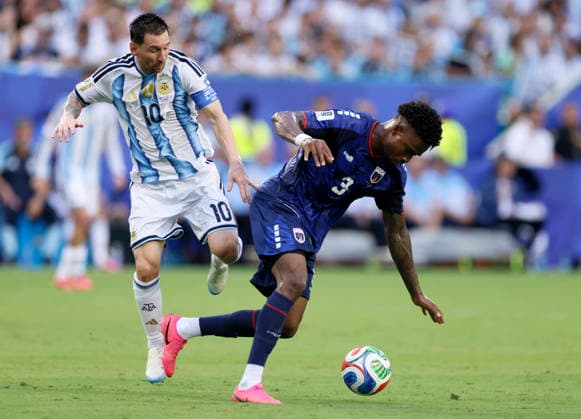 Argentina v Cabo Verde: Round of 32 - FIFA World Cup, WM, Weltmeisterschaft, Fussball 2026 Lionel Messi of Argentina and Diney of Cabo Verde challenge during the FIFA World Cup 2026 Round Of 32 match between Argentina and Cabo Verde at Miami Stadium on July 3, 2026 in Miami Gardens, United States. Miami Gardens Miami Stadium FL United States Copyright: xAllstarxPicturexLibraryxLtdx