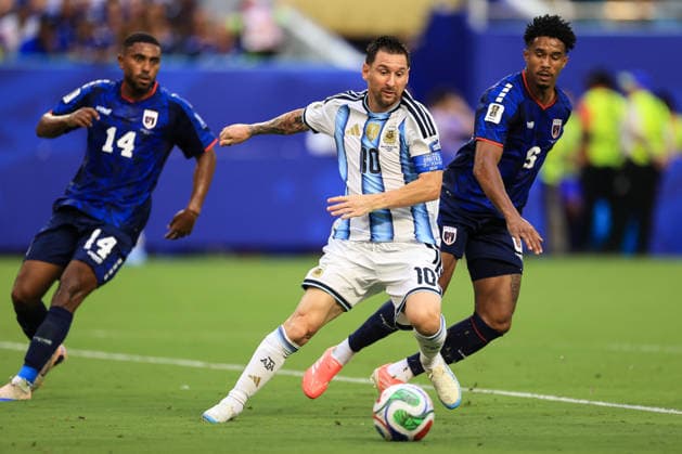 Football - FIFA World Cup, WM, Weltmeisterschaft, Fussball - Round of 32 - Argentina v Cape Verde 3rd July 2026 - FIFA World Cup - Round of 32 - Argentina v Cape Verde - Lionel Messi of Argentina and Kevin Pina of Cape Verde - Photo: Simon Stacpoole Offside. Miami USA *** Fußball – FIFA-Weltmeisterschaft, Runde der letzten 32: Argentinien gegen Kap Verde, 3. Juli 2026 – FIFA-Weltmeisterschaft, Runde der letzten 32: Argentinien gegen Kap Verde – Lionel Messi (Argentinien) und Kevin Pina (Kap Verde) – Foto: Simon Stacpoole – Offside, Miami, USA  Copyright: xSimonxStacpoolexOffside