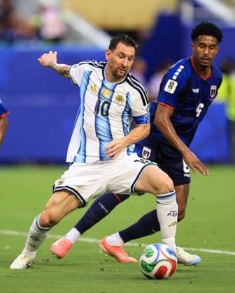 Football - FIFA World Cup, WM, Weltmeisterschaft, Fussball - Round of 32 - Argentina v Cape Verde 3rd July 2026 - FIFA World Cup - Round of 32 - Argentina v Cape Verde - Lionel Messi of Argentina and Kevin Pina of Cape Verde - Photo: Simon Stacpoole Offside. Miami USA *** Fußball – FIFA-Weltmeisterschaft, Runde der letzten 32: Argentinien gegen Kap Verde, 3. Juli 2026 – FIFA-Weltmeisterschaft, Runde der letzten 32: Argentinien gegen Kap Verde – Lionel Messi (Argentinien) und Kevin Pina (Kap Verde) – Foto: Simon Stacpoole – Offside, Miami, USA  Copyright: xSimonxStacpoolexOffside