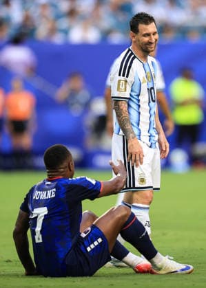Football - FIFA World Cup, WM, Weltmeisterschaft, Fussball - Round of 32 - Argentina v Cape Verde 3rd July 2026 - FIFA World Cup - Round of 32 - Argentina v Cape Verde - Lionel Messi of Argentina smiles as Jovane Cabral of Cape Verde goes down - Photo: Simon Stacpoole Offside. Miami USA *** Fußball – FIFA-Weltmeisterschaft, Runde der letzten 32: Argentinien gegen Kap Verde, 3. Juli 2026 – FIFA-Weltmeisterschaft, Runde der letzten 32: Argentinien gegen Kap Verde – Lionel Messi aus Argentinien lächelt, während Jovane Cabral aus Kap Verde zu Boden geht. Foto: Simon Stacpoole, Offside, Miami, USA  Copyright: xSimonxStacpoolexOffside