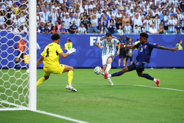 Sport Themen der Woche KW27 FIFA World Cup, WM, Weltmeisterschaft, Fussball 2026: Argentina v Cape Verde MIAMI, USA - 3rd July 2026: Lionel Messi of Argentina scores his side s first goal past Vozinha of Cape Verde during the FIFA World Cup 2026 Round of 32 match between Argentina and Cape Verde at Miami Stadium Miami Miami Stadium United States of America Copyright: xCraigxMercerx xPeakxActionxPhotosx