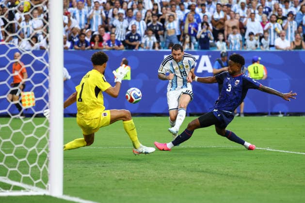 FIFA World Cup, WM, Weltmeisterschaft, Fussball 2026: Argentina v Cape Verde MIAMI, USA - 3rd July 2026: Lionel Messi of Argentina scores his side s first goal past Vozinha of Cape Verde during the FIFA World Cup 2026 Round of 32 match between Argentina and Cape Verde at Miami Stadium Miami Miami Stadium United States of America Copyright: xCraigxMercerx xPeakxActionxPhotosx