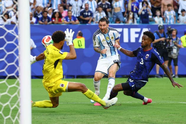FIFA World Cup, WM, Weltmeisterschaft, Fussball 2026: Argentina v Cape Verde MIAMI, USA - 3rd July 2026: Lionel Messi of Argentina scores his side s first goal past Vozinha of Cape Verde during the FIFA World Cup 2026 Round of 32 match between Argentina and Cape Verde at Miami Stadium Miami Miami Stadium United States of America Copyright: xCraigxMercerx xPeakxActionxPhotosx
