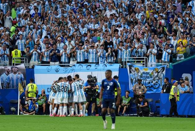 Lionel Messi of Argentina celebrates his goal with his teammates Argentina v Cape Verde, 2026 FIFA World Cup, WM, Weltmeisterschaft, Fussball Round of 32, Football, Miami Stadium, Miami, Florida, USA - 03 Jul 2026Miami Miami Stadium Florida (FL) United States of America  Copyright: xIsmaelxAdnan Shutterstockx 16975459al
