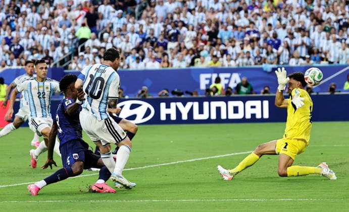 FIFA World Cup, WM, Weltmeisterschaft, Fussball 2026 - Round of 32 - Argentina vs Cape Verde Lionel Messi of Argentina scores the opening goal during the FIFA World Cup 2026 Round of 32 match Argentina against Cape Verde, in Miami, USA, 03 July 2026. MIAMI United States  Copyright: xRONALDxWITTEKx