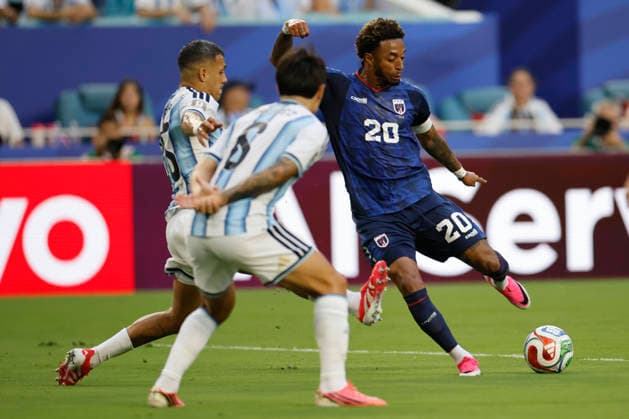 Facundo Medina (L) of Argentina vies for the ball with Ryan Mendes of Cape Verde during a FIFA World Cup, WM, Weltmeisterschaft, Fussball 2026 match between Argentina and Cape Verde at Hard Rock Stadium in Miami, USA, 03 July 2026. FIFA World Cup 2026 - Round of 32 - Argentina vs Cape Verde !ACHTUNG: NUR REDAKTIONELLE NUTZUNG!  Copyright: xAlbertoxEstevezx AME7173 20260703-55020793892_1
