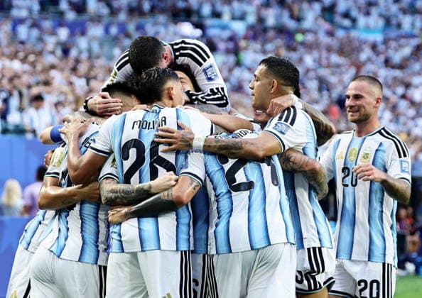 FIFA World Cup, WM, Weltmeisterschaft, Fussball 2026 - Round of 32 - Argentina vs Cape Verde Players of Argentina celebrate scoring the opening goal during the FIFA World Cup 2026 Round of 32 match Argentina against Cape Verde, in Miami, USA, 03 July 2026. MIAMI United States  Copyright: xRONALDxWITTEKx