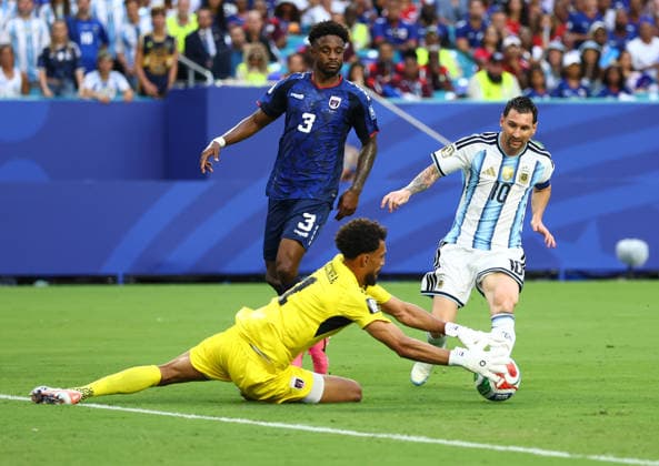 Cabo Verde s goalkeeper Vozinha makes a save as Argentina s Lionel Messi (10) attempts to score in the first half of a Round of 32 FIFA World Cup, WM, Weltmeisterschaft, Fussball match at Miami Stadium in Miami, Florida, on Friday, July 3, 2026.  MIA20260703806 CHRISTIANxBRUNSKILL