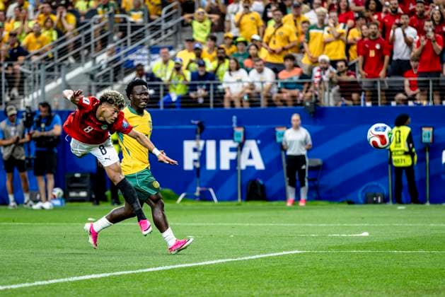 DALLAS - Emam Ashour of Egypt and Nestory Irankunda of Australia during the 2026 World Cup match between Australia and Egypt at Dallas Stadium on July 3, 2026, in Dallas, United States. (Photo by Stefan Koops EYE4IMAGES DeFodi Images) - *** DALLAS: Emam Ashour of Egypt and Nestory Irankunda of Australia during the 2026 World Cup match between Australia and Egypt at Dallas Stadium on July 3, 2026, in Dallas, United States. Photo by Stefan Koops, EYE4IMAGES, DeFodi Images