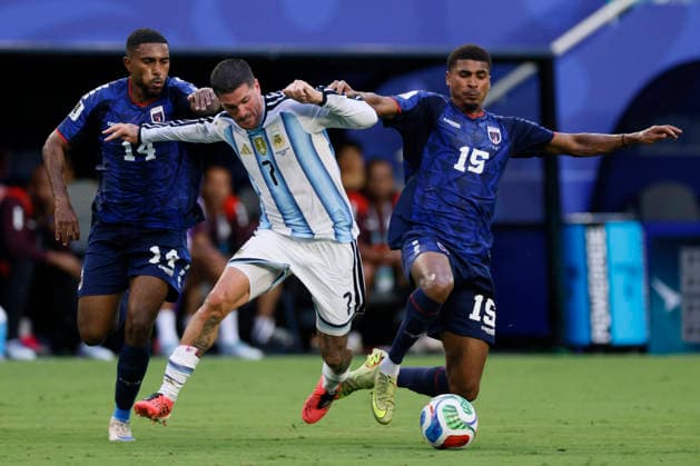 Argentina v Cabo Verde: Round of 32 - FIFA World Cup, WM, Weltmeisterschaft, Fussball 2026 Deroy Duarte of Cabo Verde, Rodrigo De Paul of Argentina and Laros Duarte of Cabo Verde challenge during the FIFA World Cup 2026 Round Of 32 match between Argentina and Cabo Verde at Miami Stadium on July 3, 2026 in Miami Gardens, United States. Miami Gardens Miami Stadium FL United States Copyright: xAllstarxPicturexLibraryxLtdx
