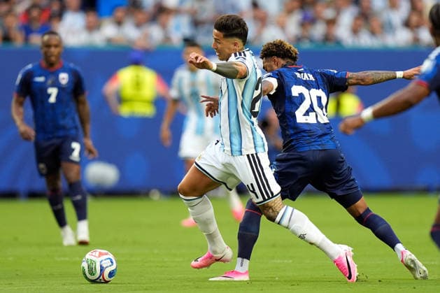 2026-07-04 Argentina v Cabo Verde - Round Of 32 - FIFA World Cup, WM, Weltmeisterschaft, Fussball 2026 MIAMI GARDENS, UNITED STATES - JULY 3: Enzo Fernandez of Argentina, Ryan Mendes of Cape Verde during the Round Of 32 - FIFA World Cup 2026 match between Argentina and Cabo Verde at Miami Stadium on July 3, 2026 in Miami Gardens, Florida. (Photo by Pablo Morano BSR Agency) Miami Gardens United States Content not available for redistribution in The Netherlands directly or indirectly through any third parties. Copyright: xBSRxAgencyx
