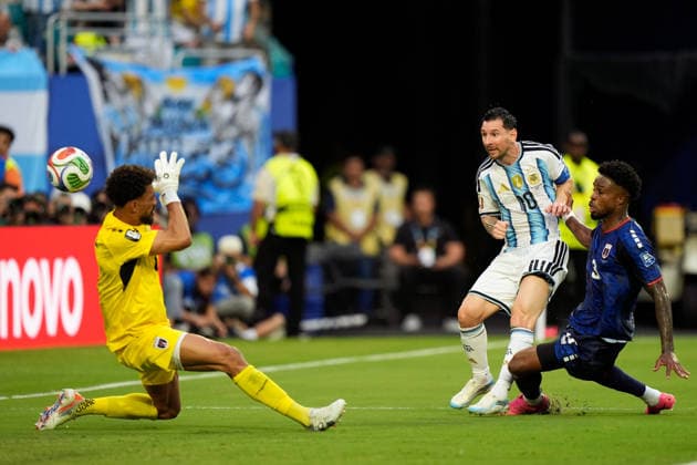 2026-07-04 Argentina v Cabo Verde - Round Of 32 - FIFA World Cup, WM, Weltmeisterschaft, Fussball 2026 MIAMI GARDENS, UNITED STATES - JULY 3: Lionel Messi of Argentina scores the team s first goal, Vozinha of Cape Verde, Diney of Cape Verde during the Round Of 32 - FIFA World Cup 2026 match between Argentina and Cabo Verde at Miami Stadium on July 3, 2026 in Miami Gardens, Florida. (Photo by Pablo Morano BSR Agency) Miami Gardens United States Content not available for redistribution in The Netherlands directly or indirectly through any third parties. Copyright: xBSRxAgencyx